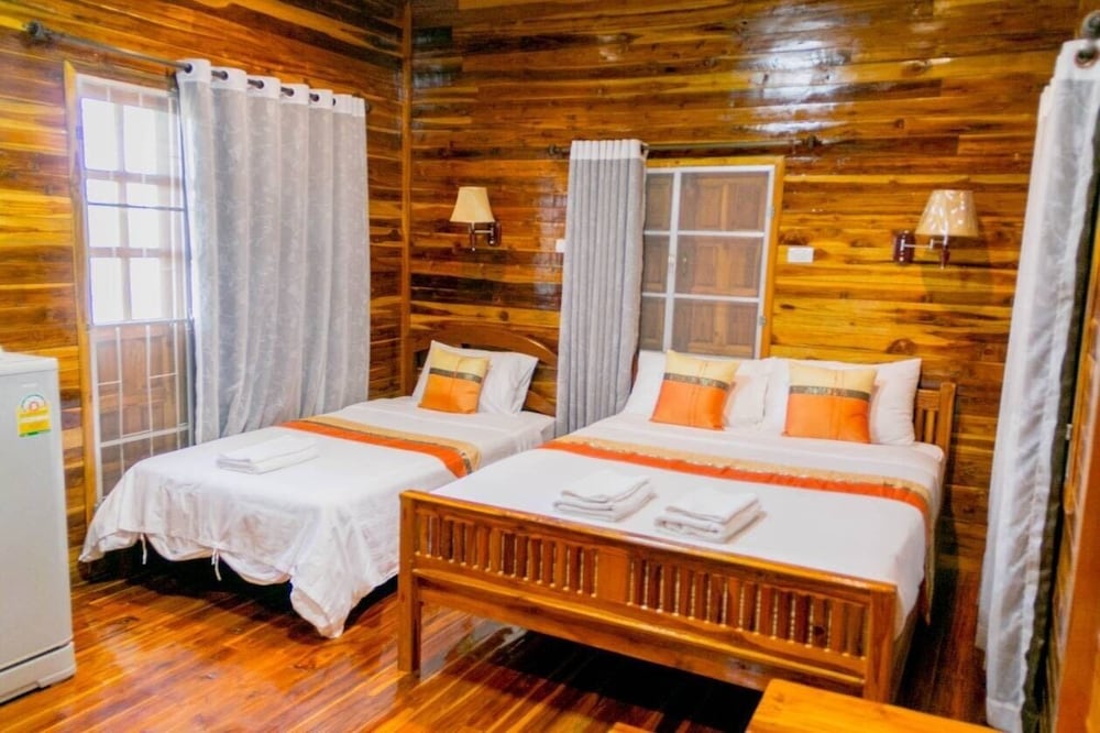Family, Bungalow, 1 Single and 3 Queen Beds