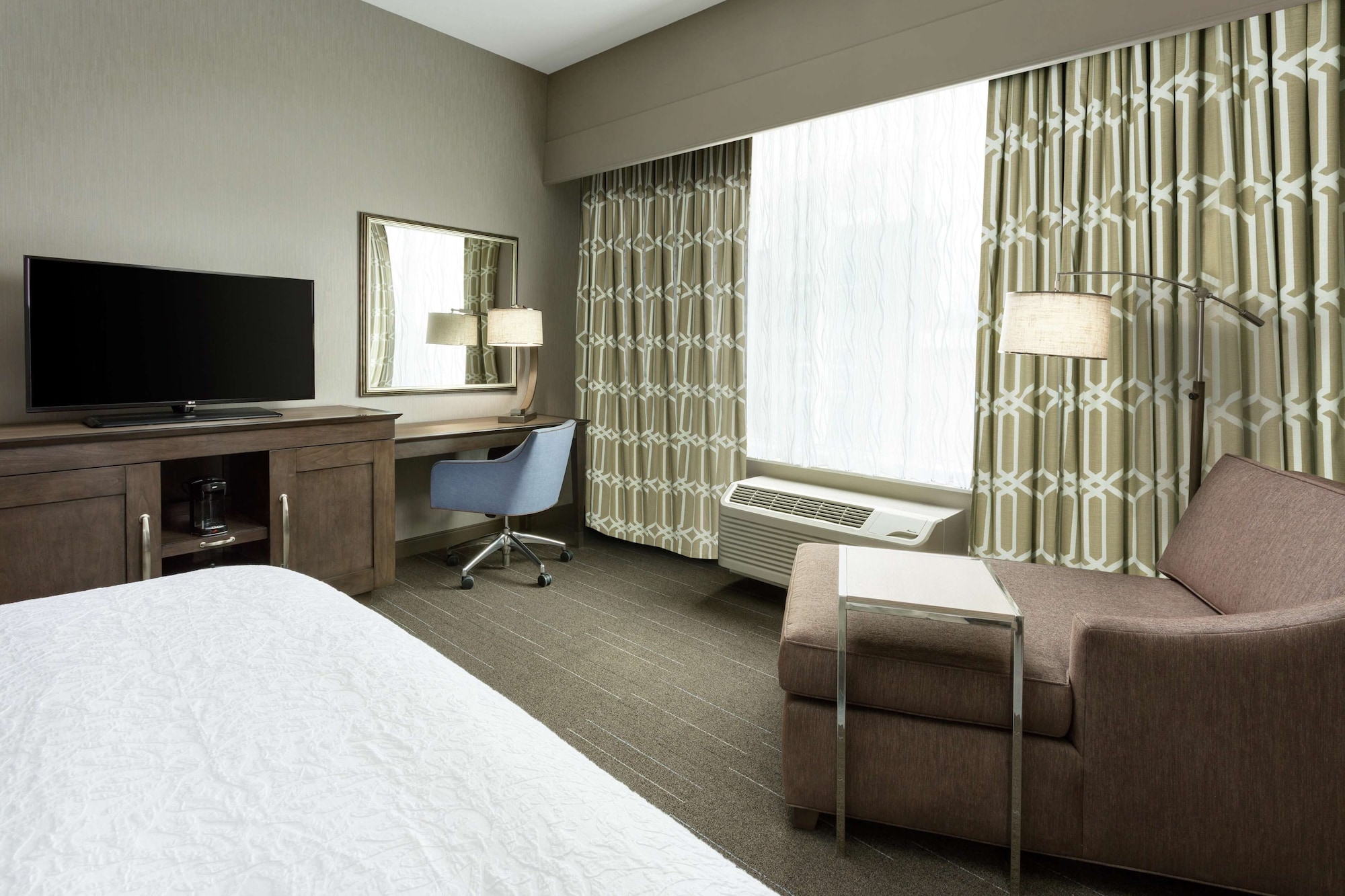 غرفة بسرير كينج بإطلالة على النهر بشرفة، Hampton Inn & Suites Napa 9/10