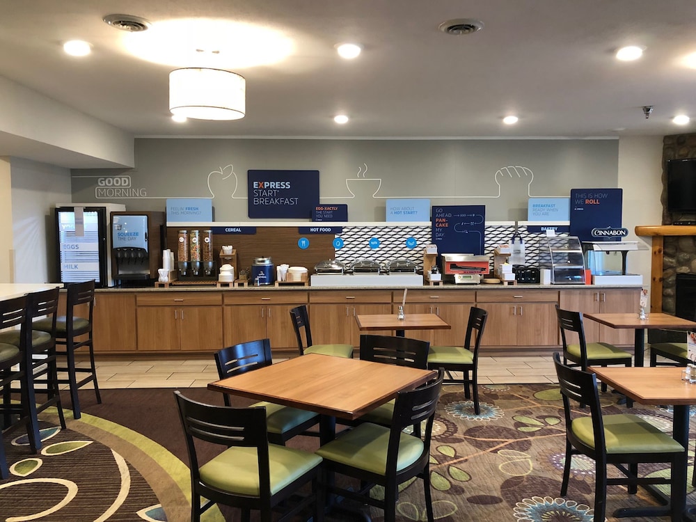 Holiday Inn Express Munising-Lakeview 63/68