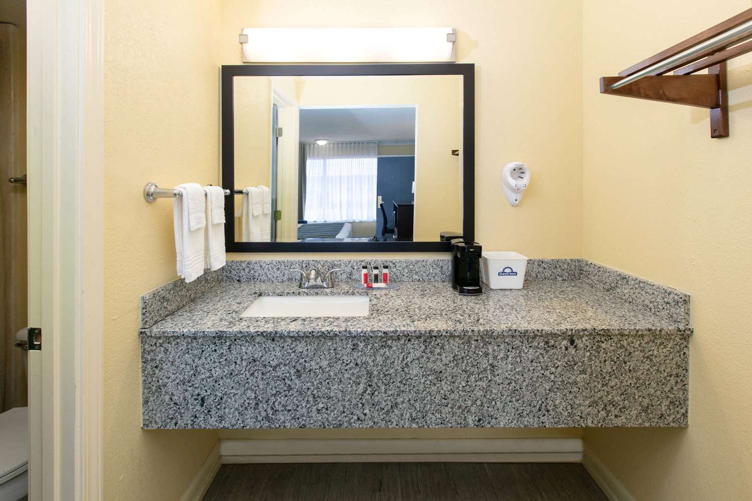 Days Inn by Wyndham Natchez 32/32
