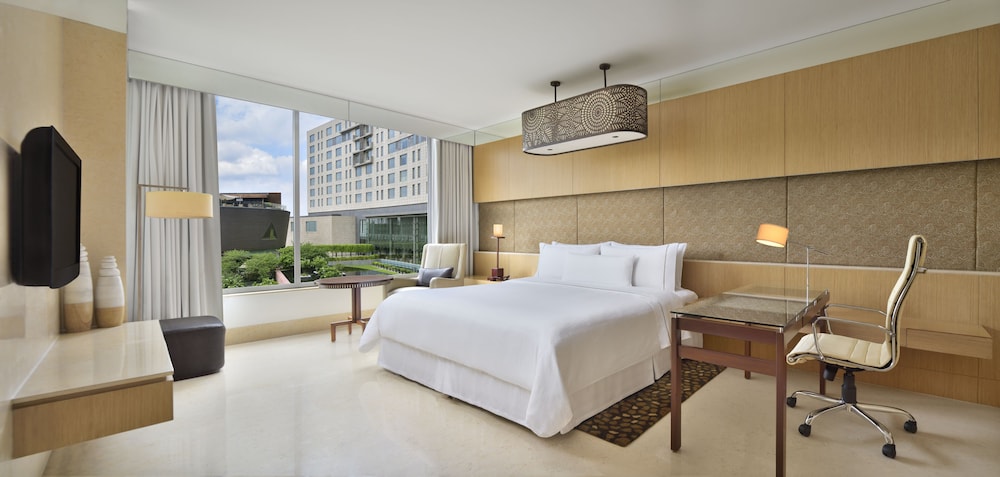 غرفة بسرير كينج بإطلالة على المسبح، The Westin Gurgaon New Delhi 2/10