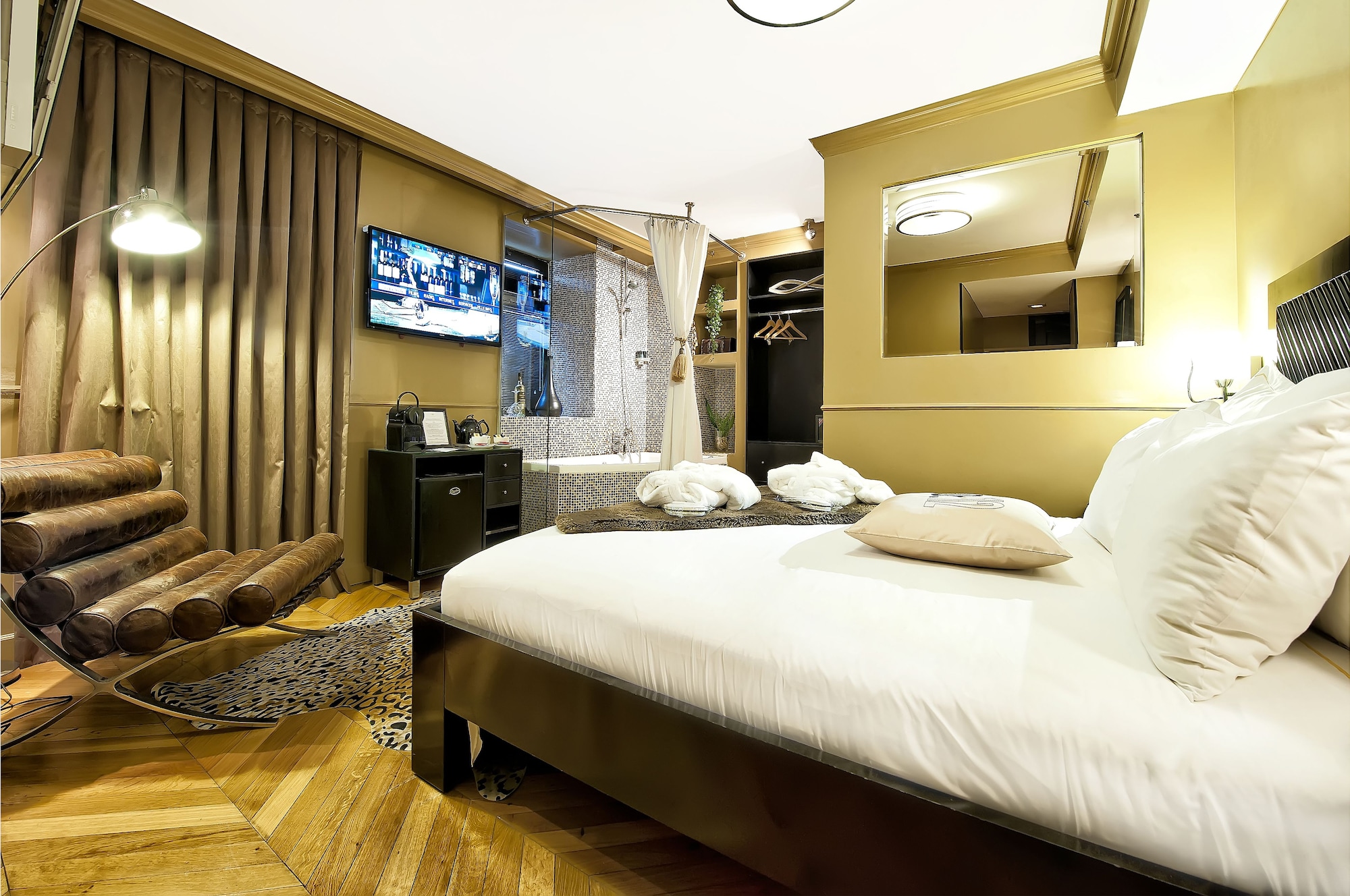 LUXURY, JETTED TUB
