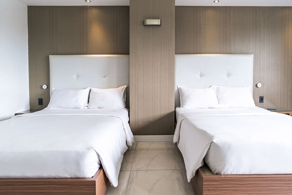 The Luxe Hotel 23/50