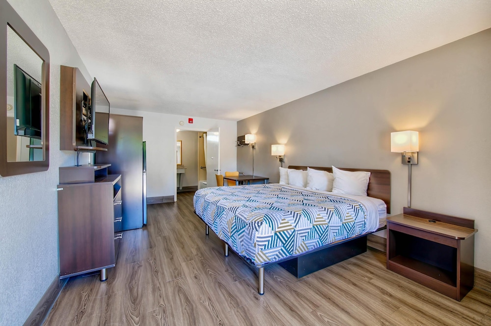DELUXE, KING BED, ACCESSIBLE