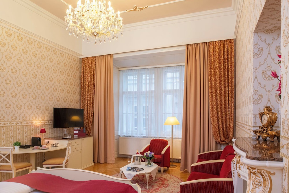 DELUXE, STUDIO, SUITE