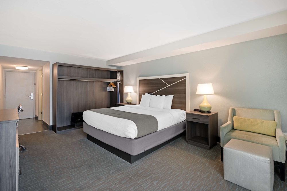 Standard, King Bed, Ocean Front, Balcony