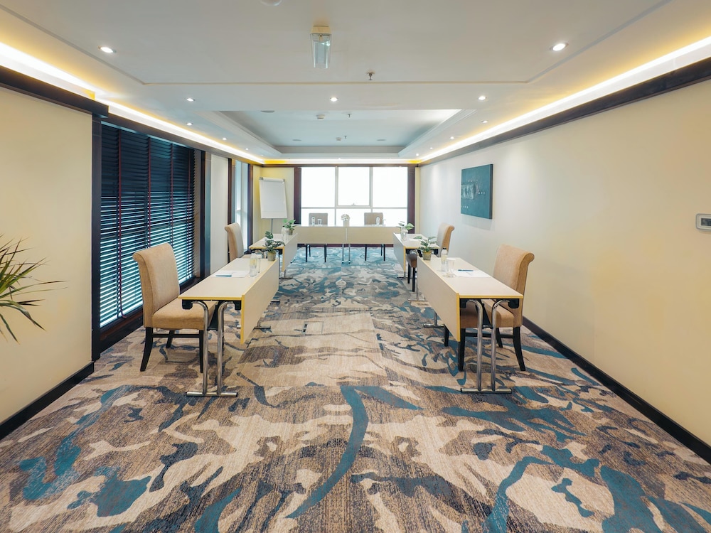 Kingsgate Hotel Abu Dhabi By Millennium 40/50