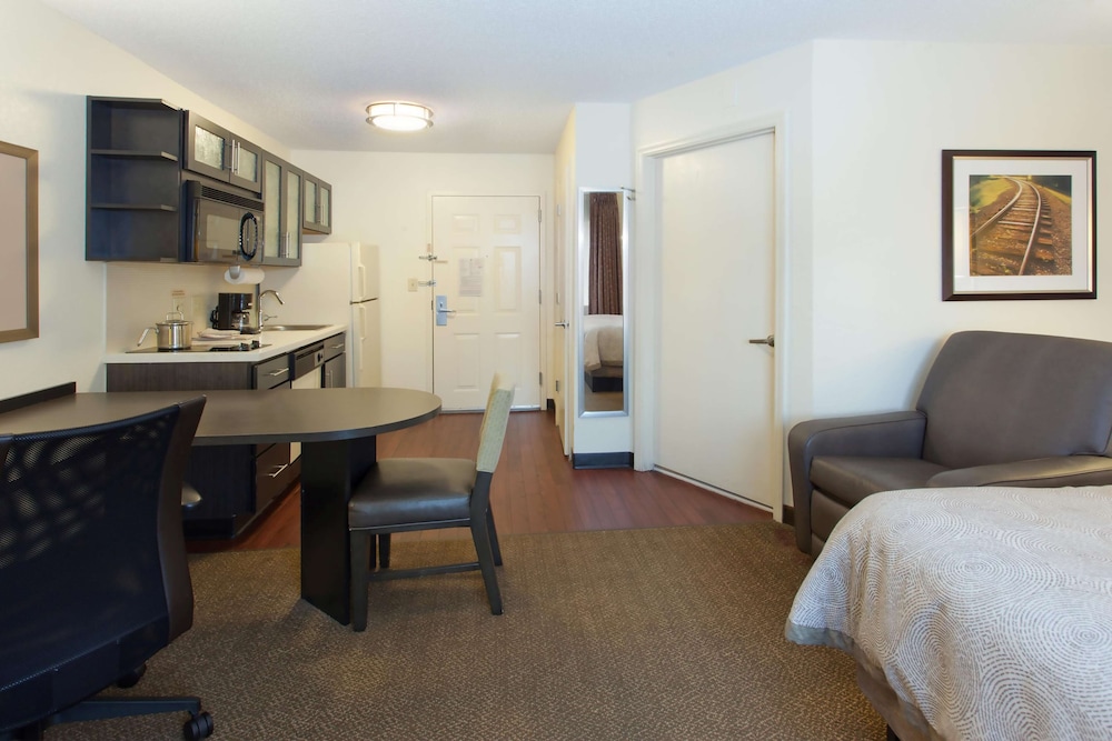 Sonesta Simply Suites St Louis Earth City 12/35