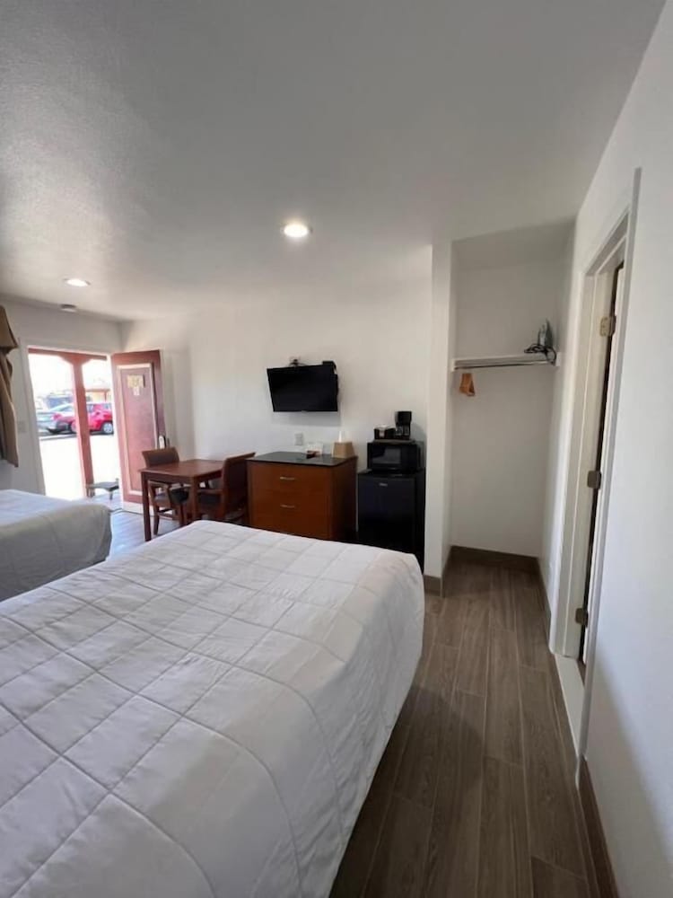 STANDARD, 2 DOUBLE BEDS
