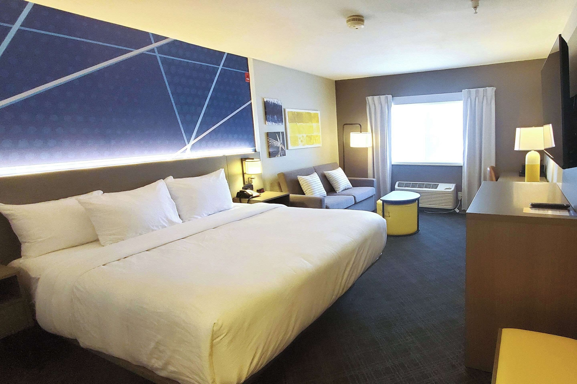 جناح بسرير كينج مع أريكة، Comfort Inn & Suites Oklahoma City, OK 2/8
