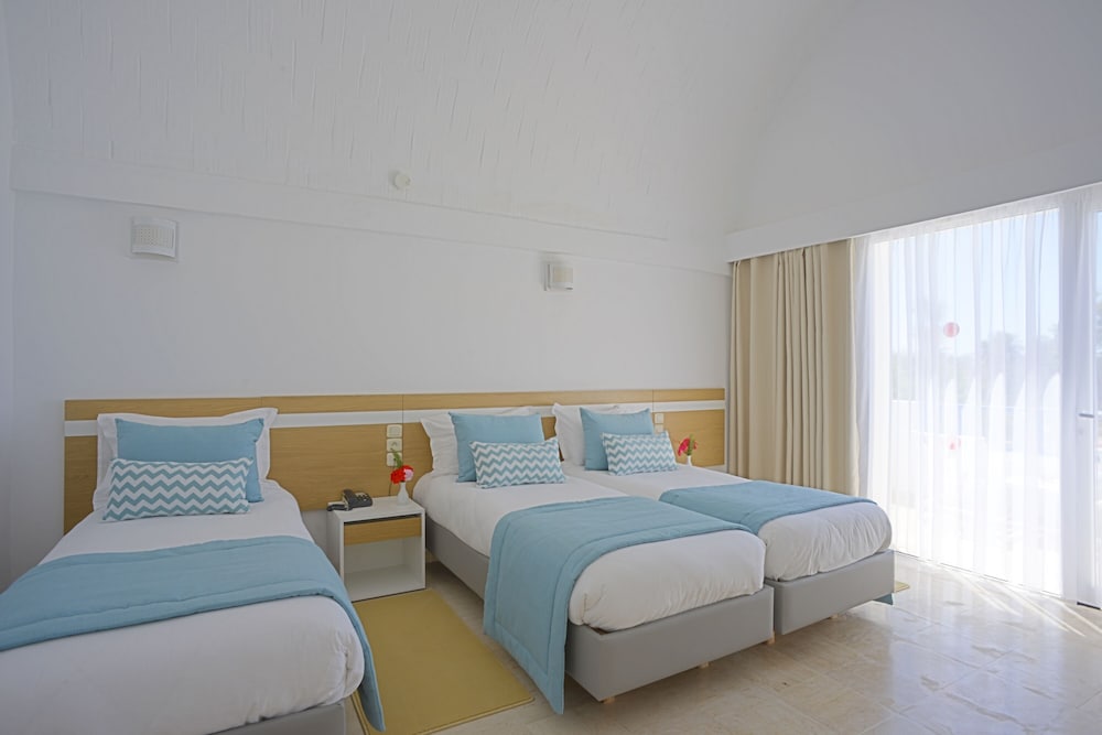 ROOM, DOUBLE OR TWIN BED, PARTIAL SEA VIEW