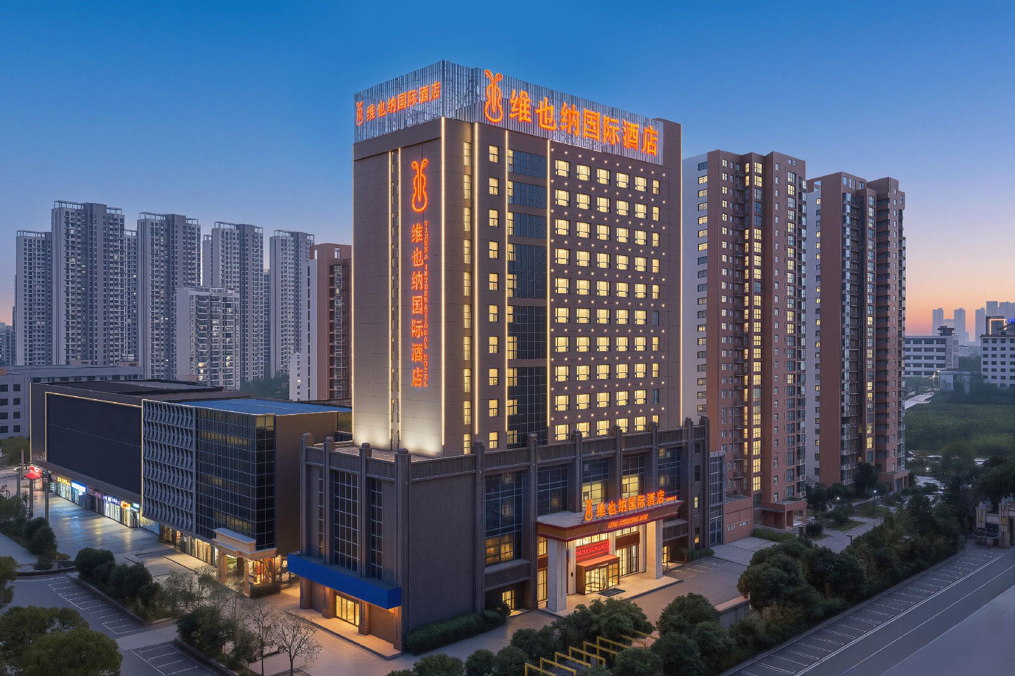 Vienna International Hotel (Huanggang Normal College Ruitian Plaza) 1/39