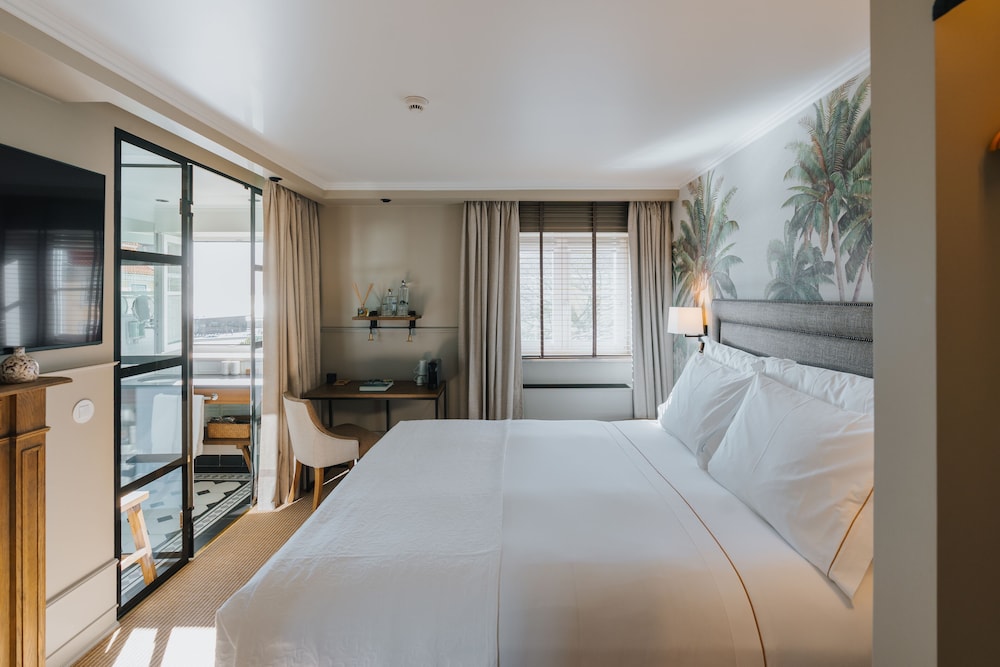 DELUXE, KING BED, RIVER VIEW