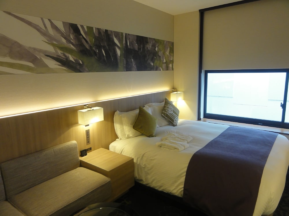 STANDARD, QUEEN BED