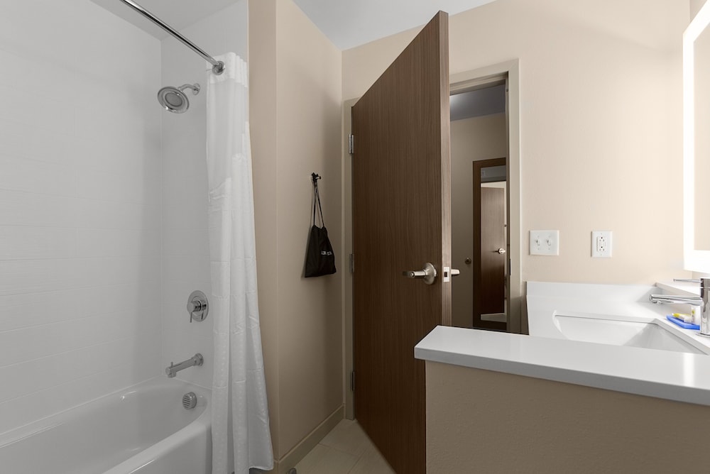 Holiday Inn Express Suites Fayetteville South 11/33