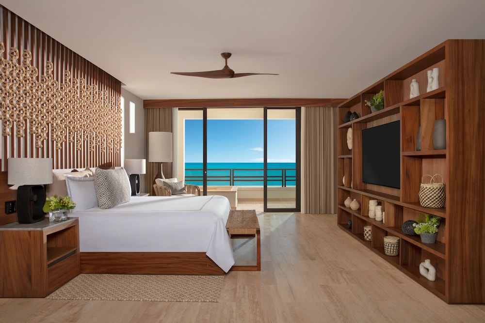 Preferred Club, Master, Suite, King Bed, Ocean Front