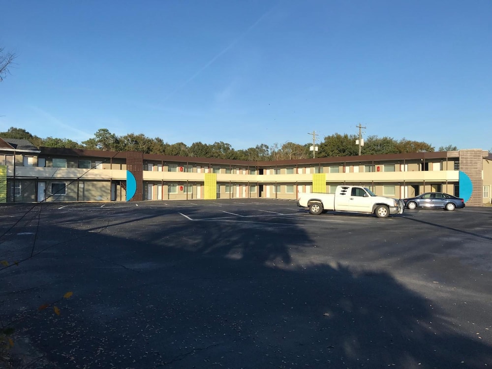 Oasis Inn Beaufort 1/24