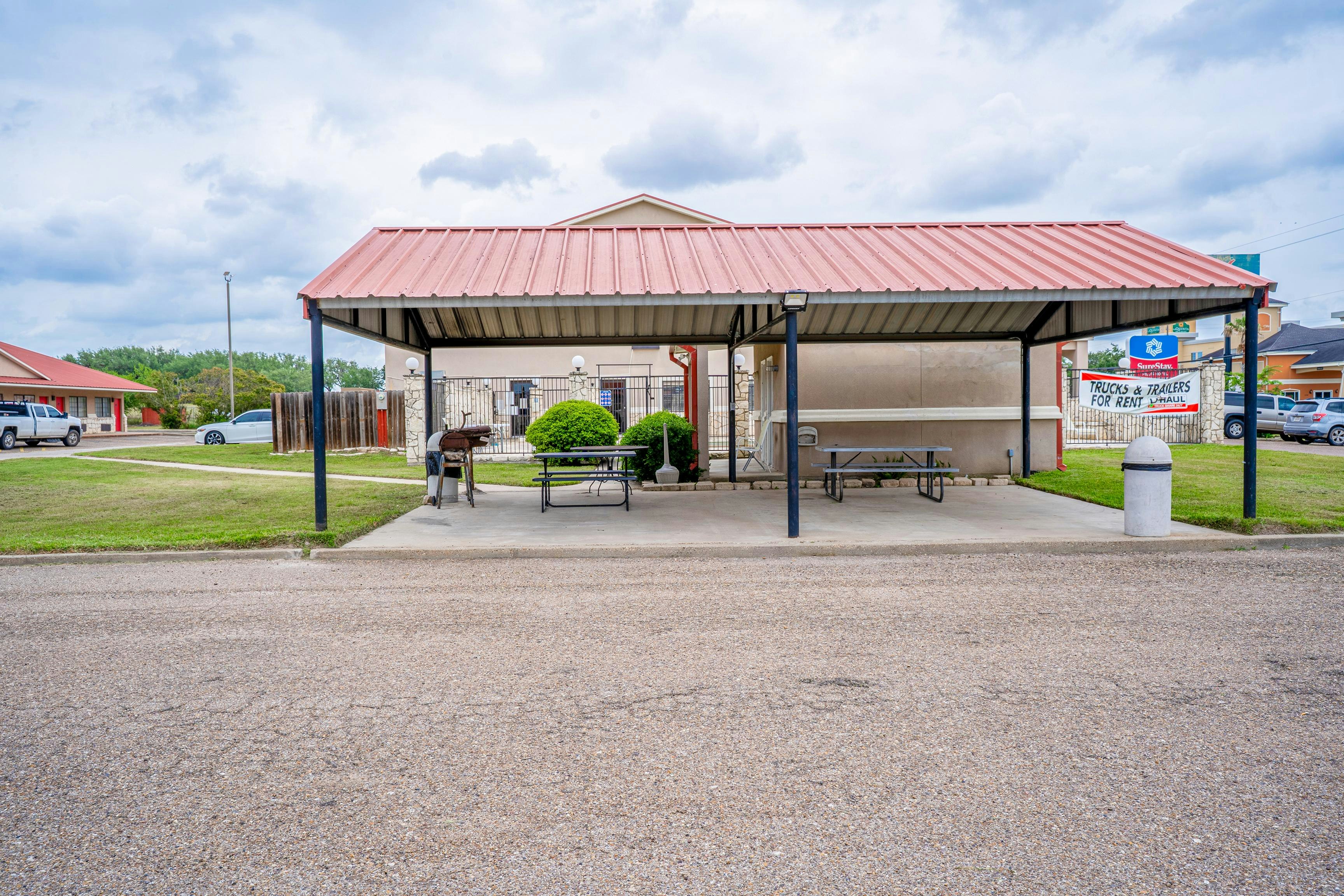 Days Inn & Suites by Wyndham Beeville 35/42