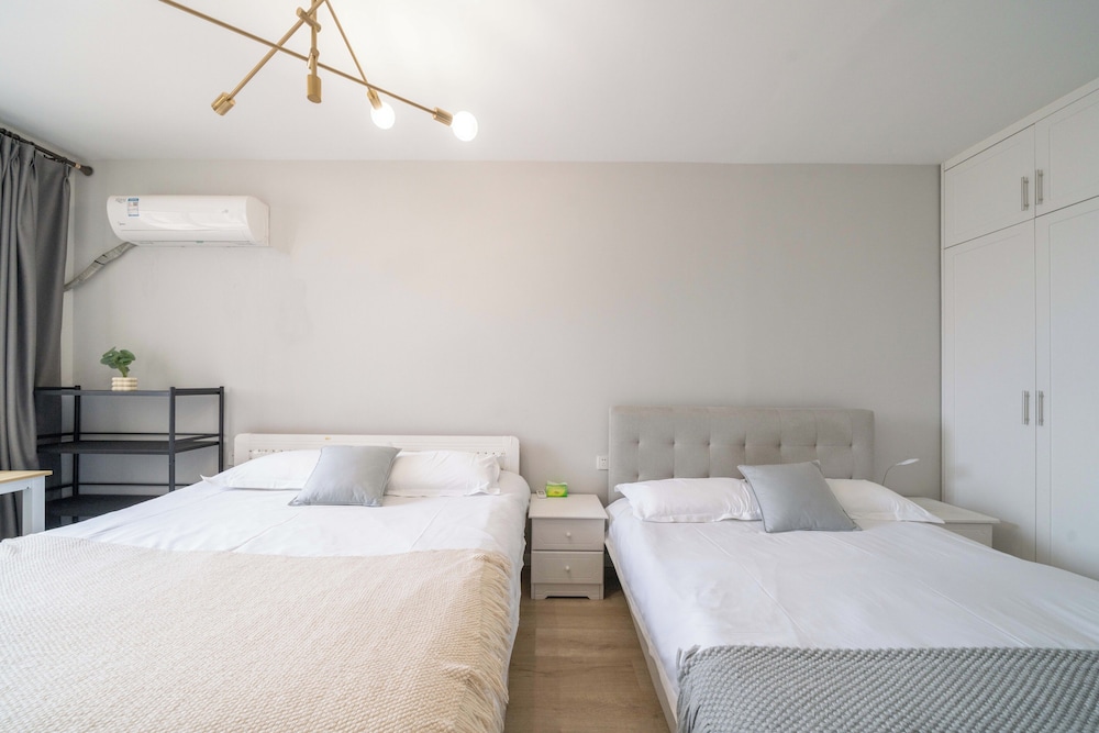 3 Bedrooms, Comfort, Apartment, 1 Double and 3 Queen Beds, Bathtub، Book and Bed-People's Square 5/10