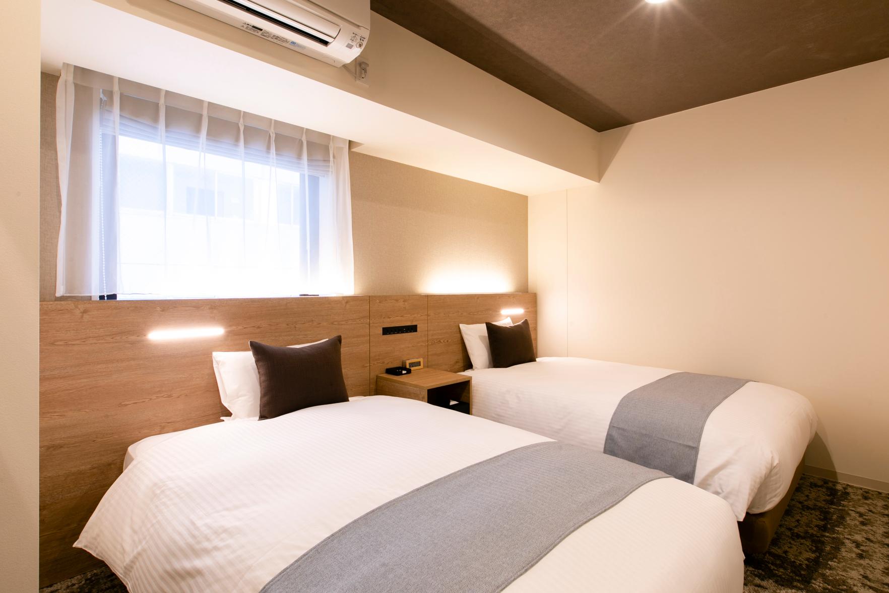 Universal, Twin Beds