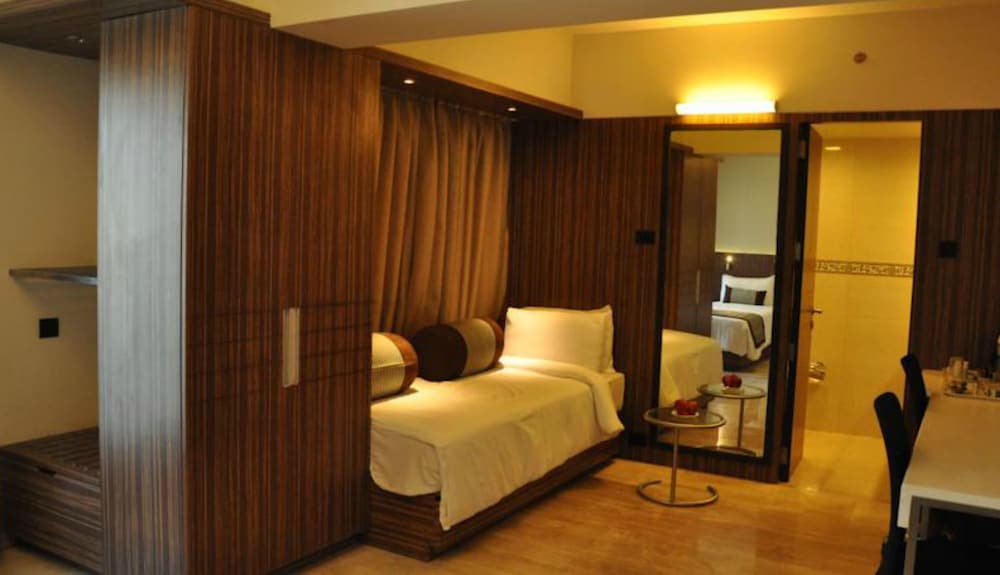 غرفة ديلوكس بسرير كينج، Residency Sarovar Portico 3/6