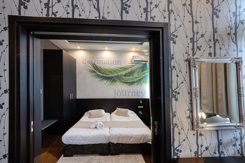 Gallery Art Hotel 32/68
