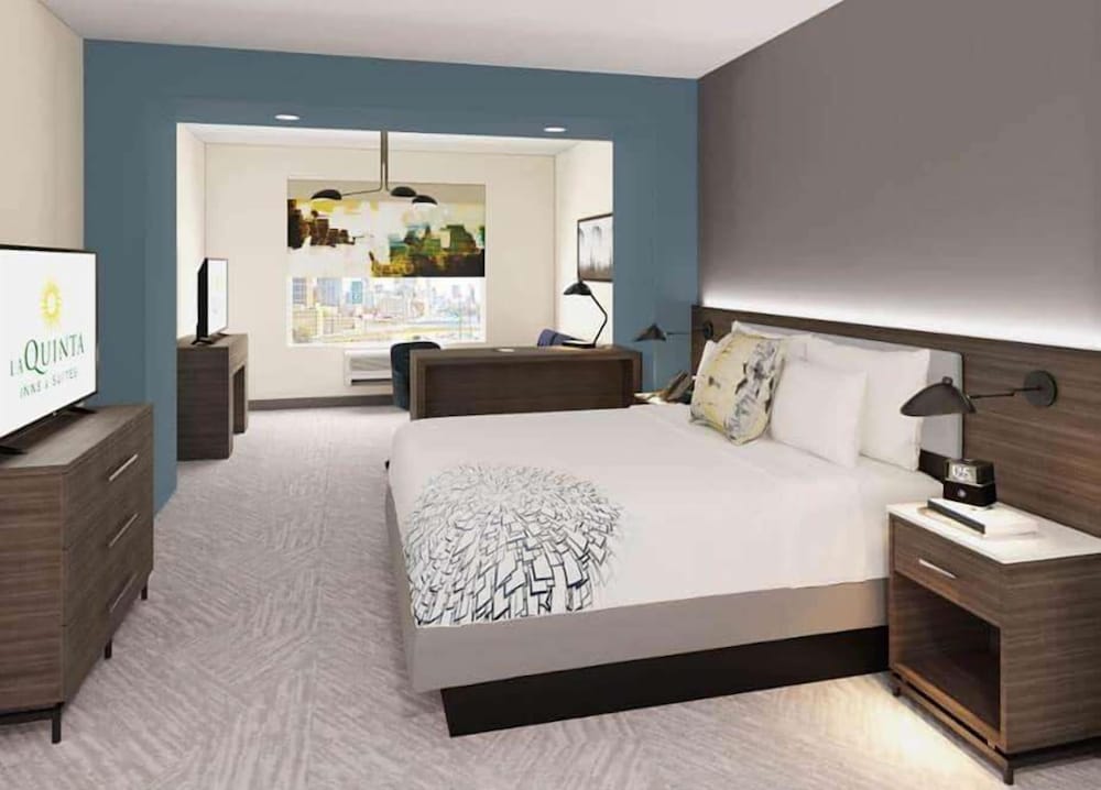 La Quinta Inn & Suites by Wyndham Locust Grove 25/55