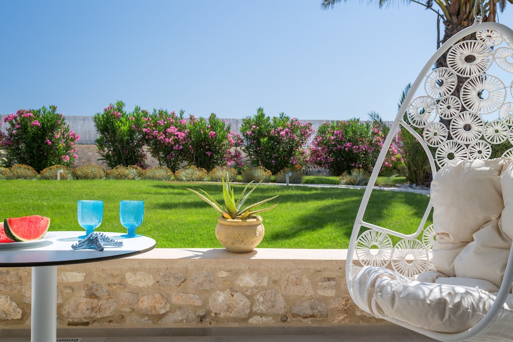 White Pearls Luxury Suites - Adults Only 57/69