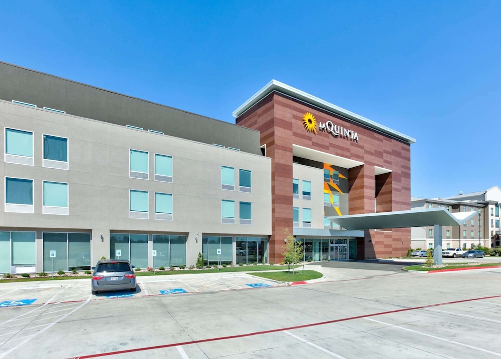La Quinta Inn & Suites by Wyndham Dallas/Fairpark 37/40