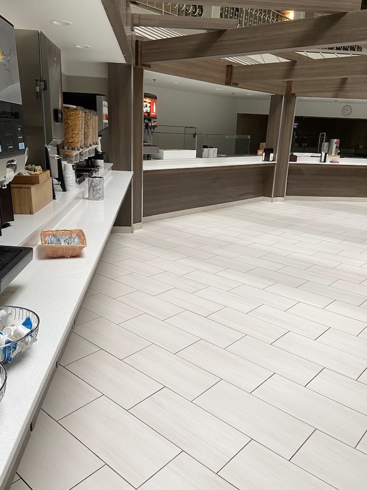 Embassy Suites by Hilton Chicago Schaumburg Woodfield 45/55