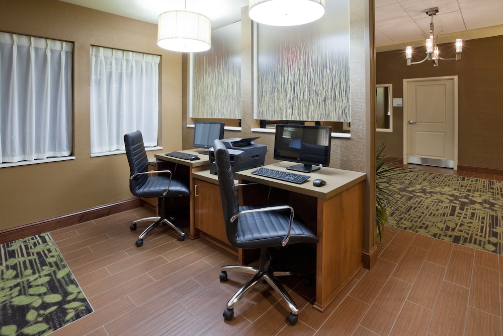Holiday Inn Express Suites Willmar 47/50