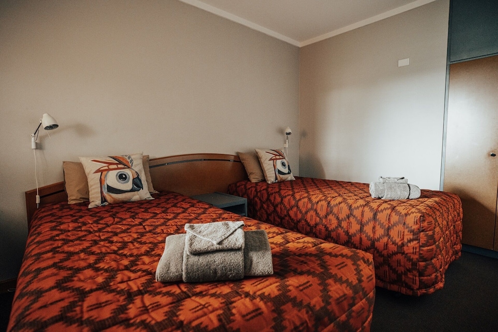 SEASONS HOTEL NEWMAN 22/44