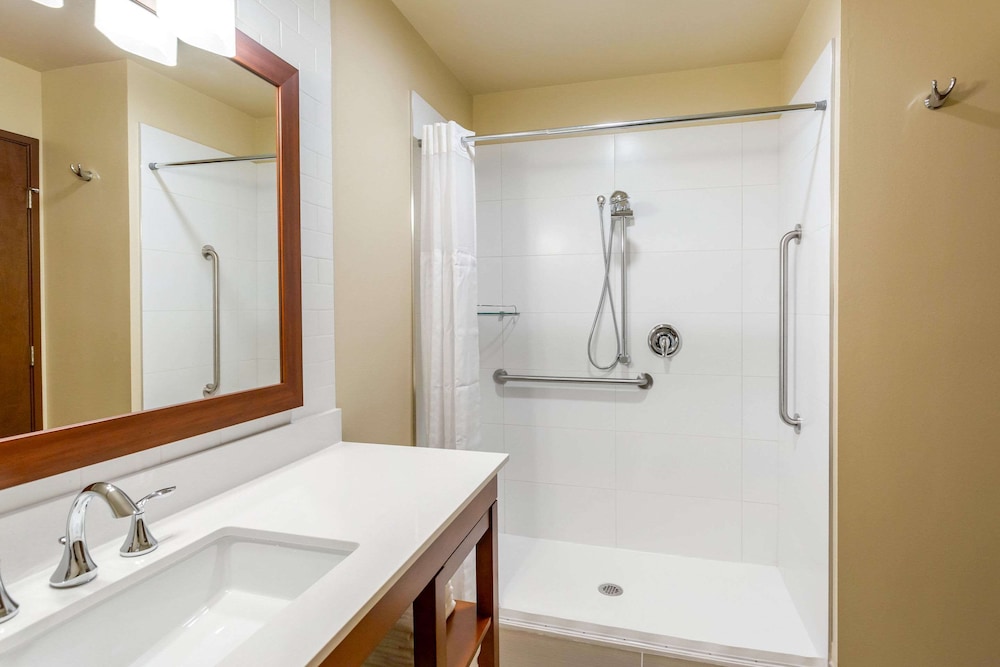 Comfort Suites Burlington Near I-5 10/37