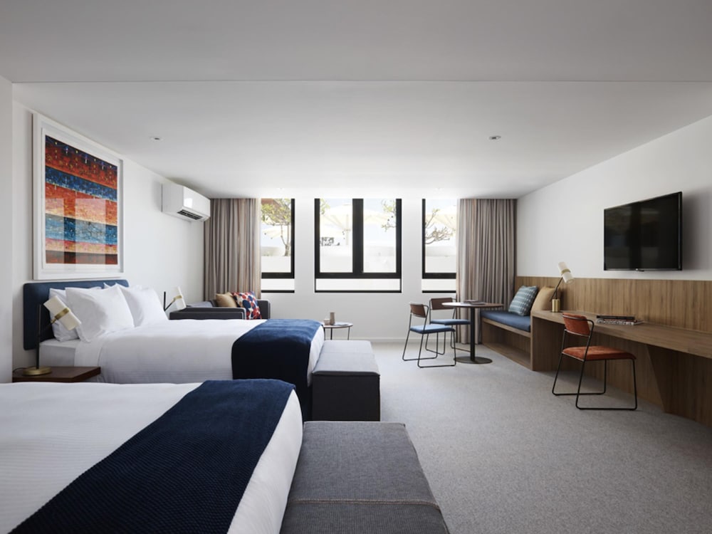 STUDIO, SUITE, TWIN BEDS