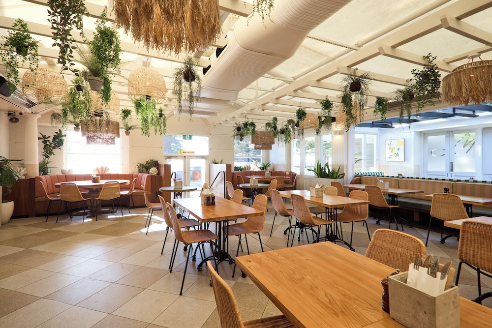Coogee Bay Hotel Pub Style 33/50