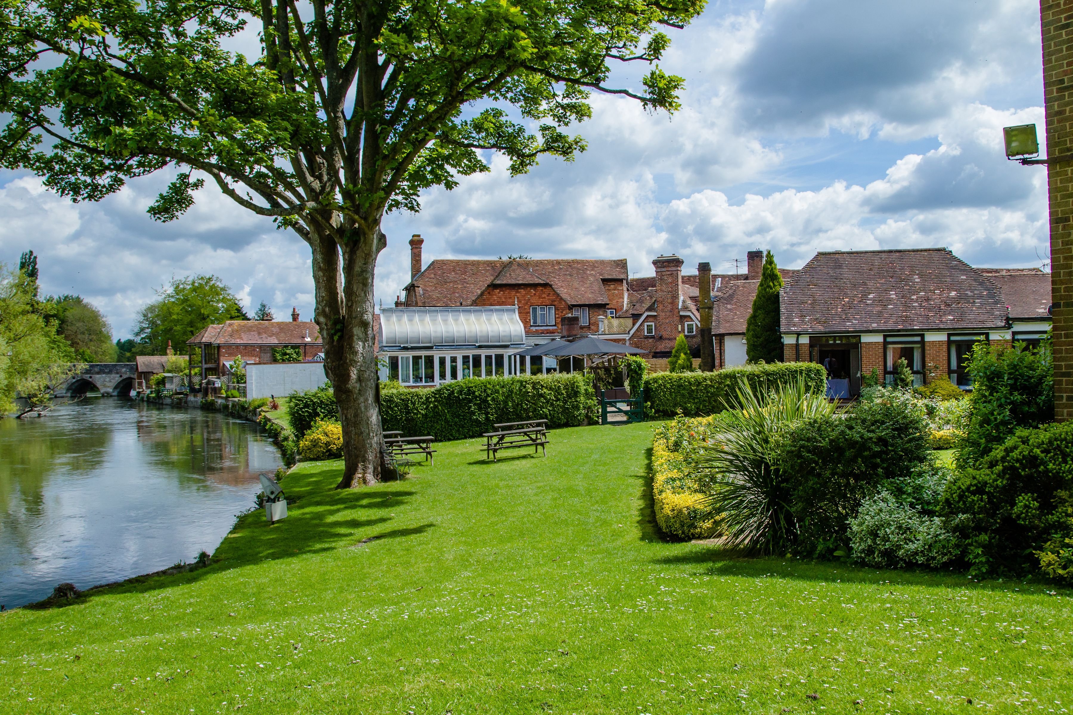 Legacy Rose And Crown Hotel 56/59