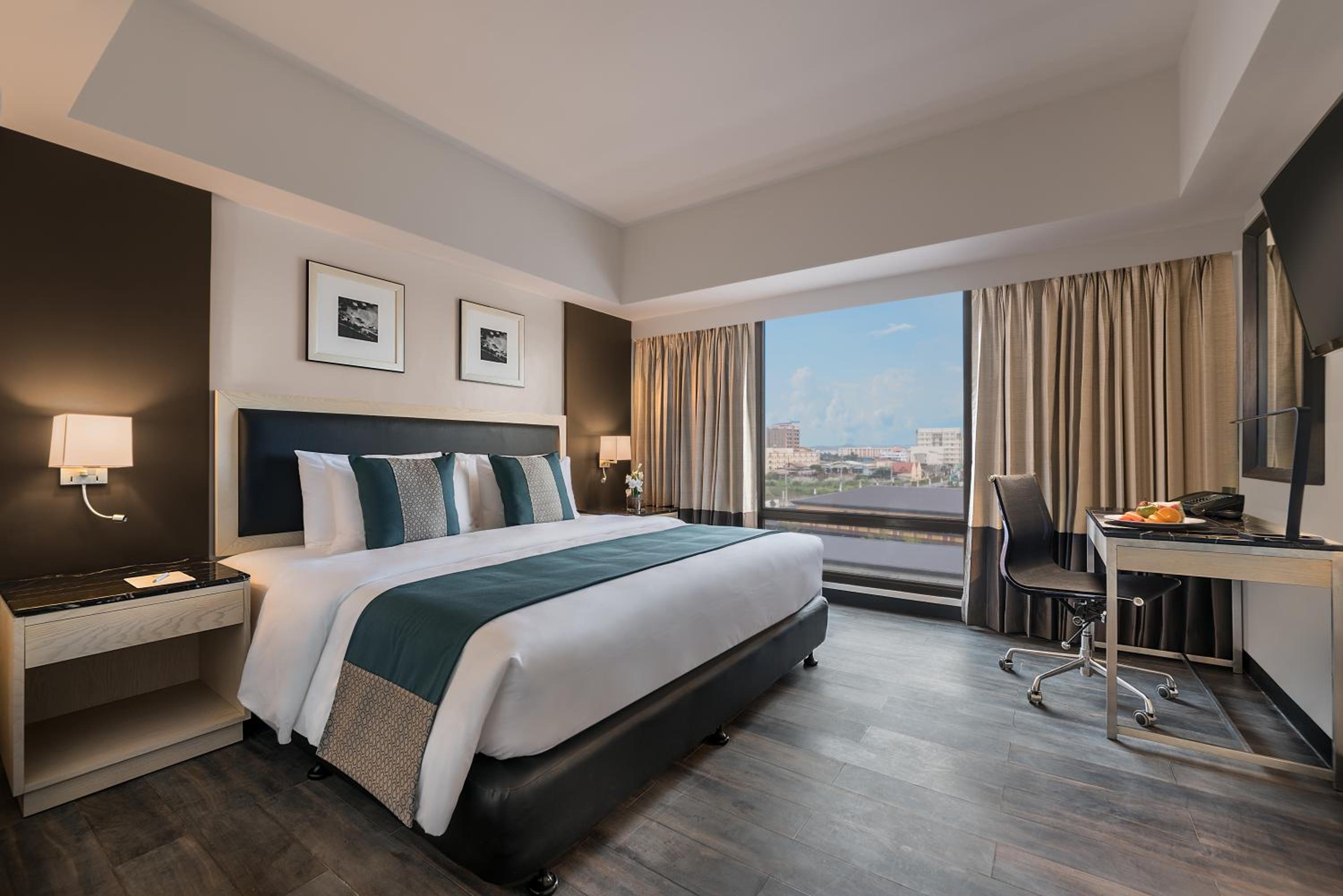 DELUXE, DOUBLE BED