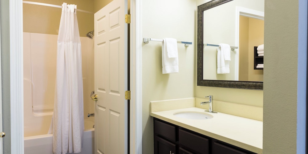 جناح بسريرين مزدوجين بغرفة نوم واحدة بمطبخ، Staybridge Suites Fargo 6/8