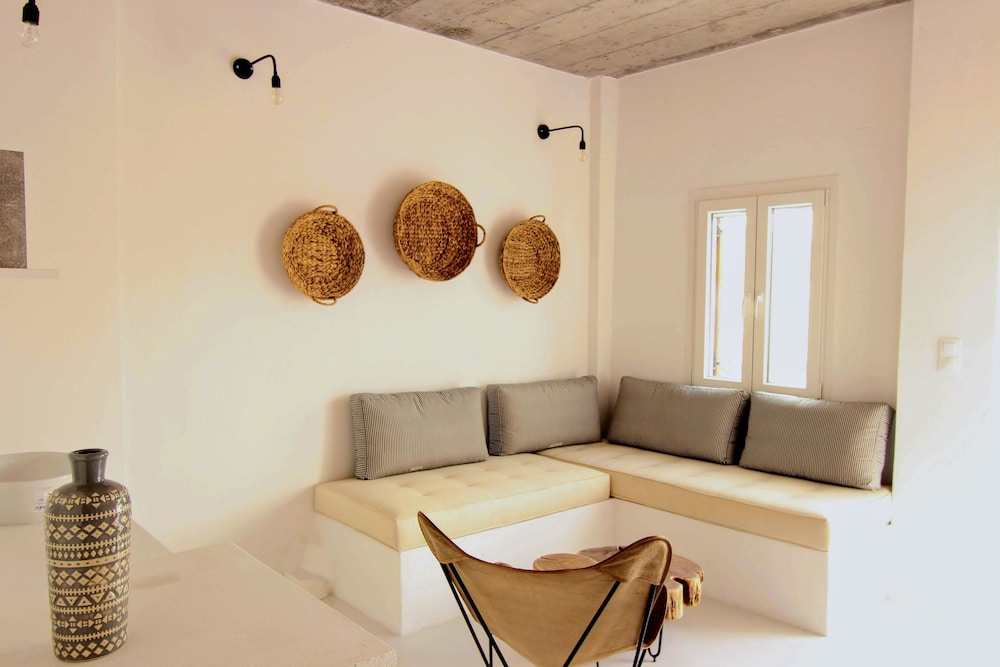 Mesanto Luxury Suites 39/50