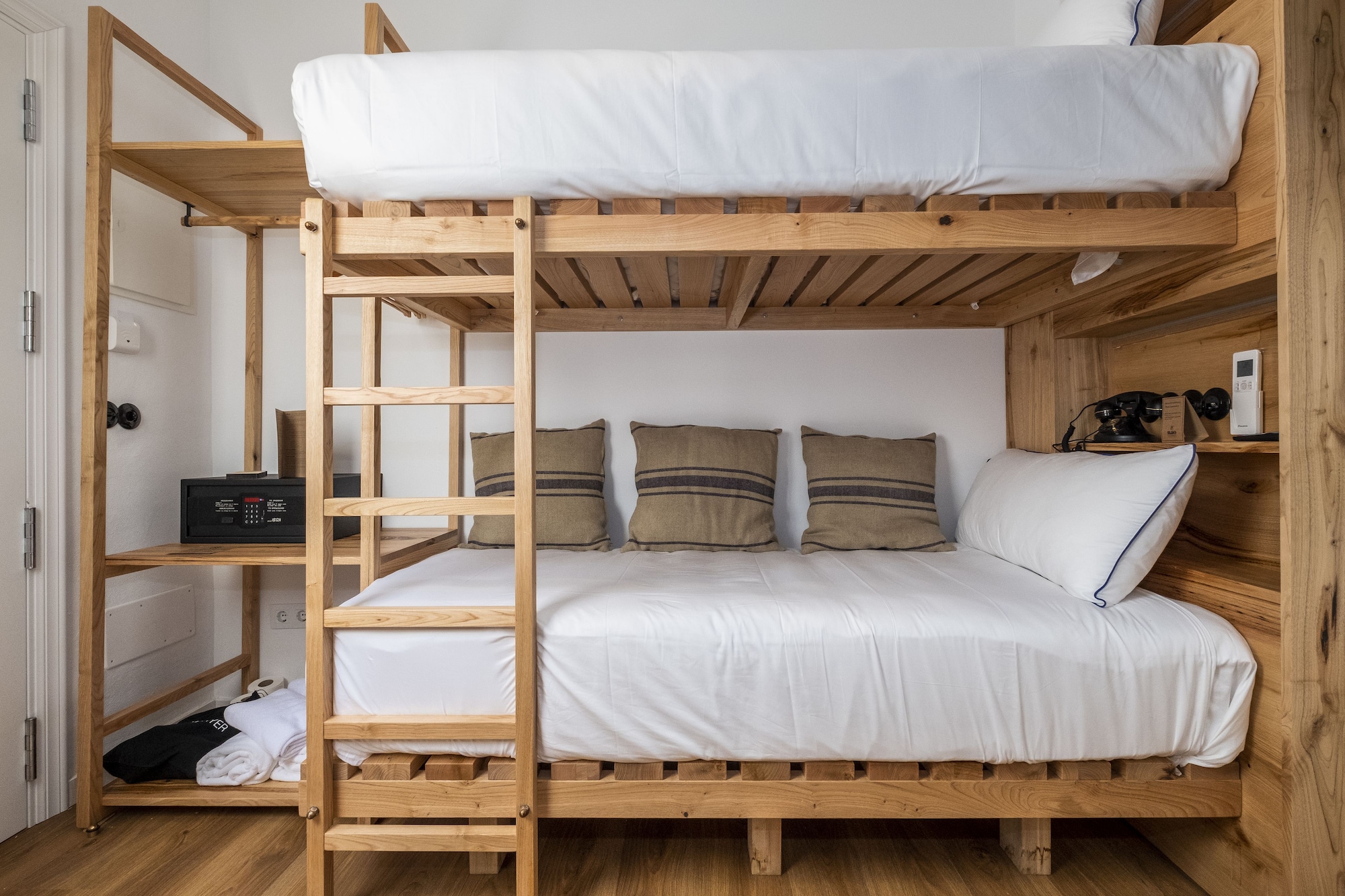 ROOM, BUNK BED