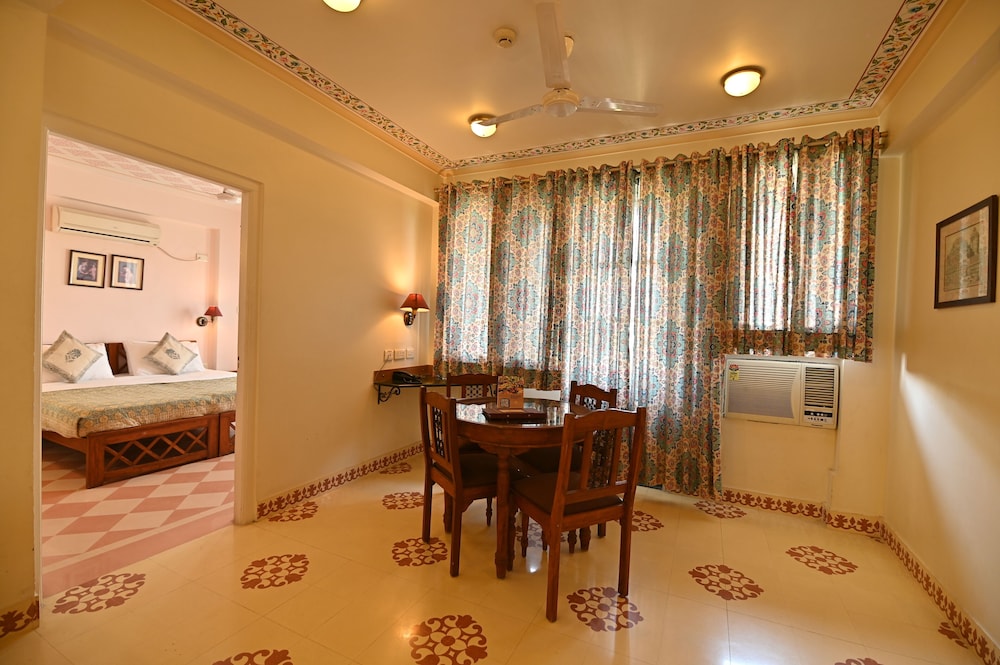 Om Niwas Suite Hotel 50/67