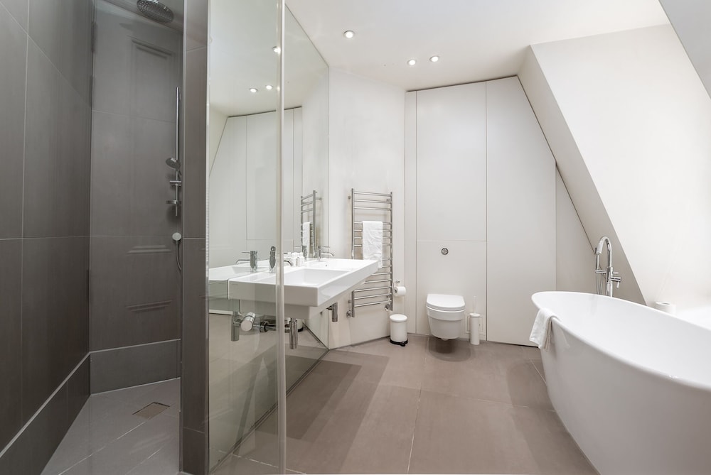 Grosvenor Gardens by CAPITAL 40/50
