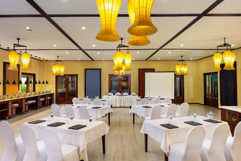 Chaarya Resort Spa By Chandrika 48/60