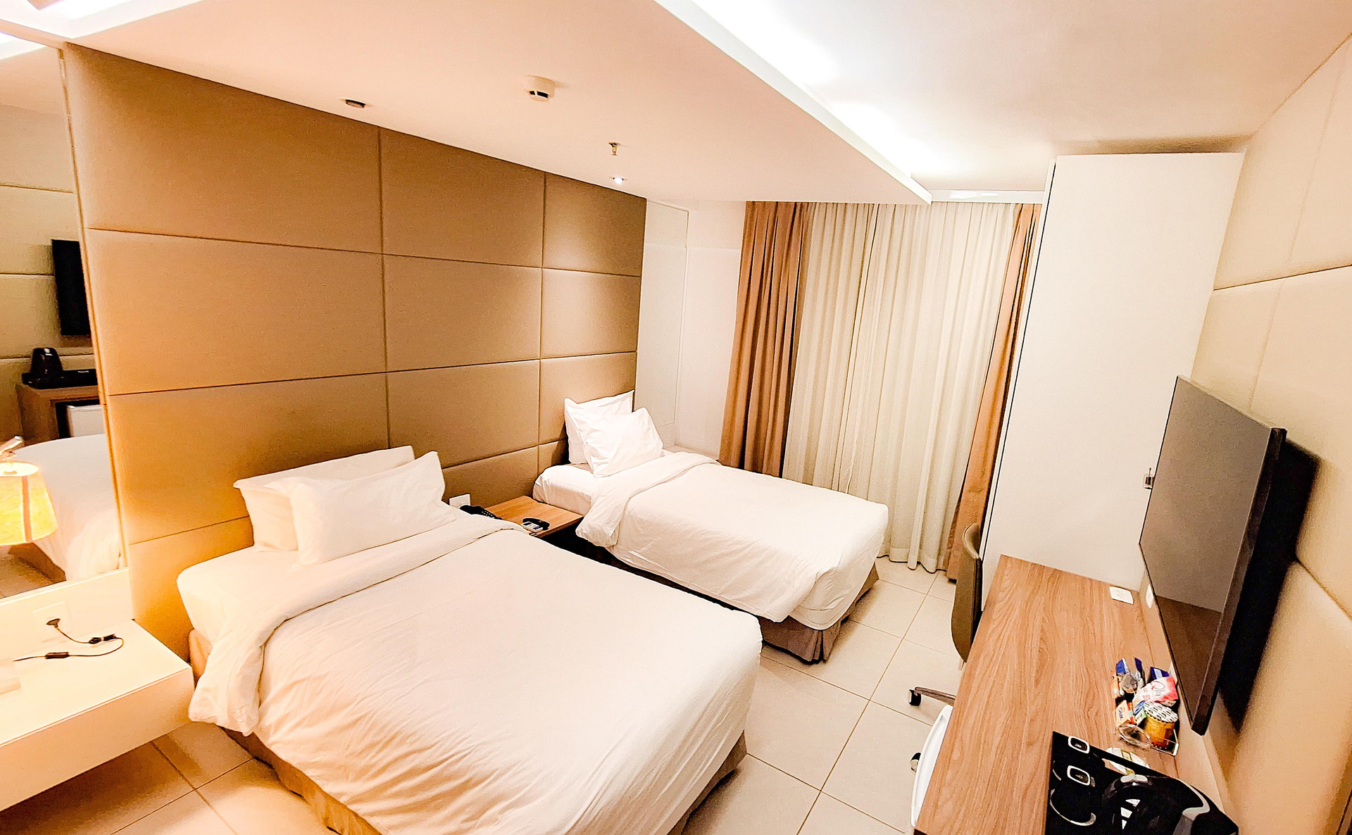 Deluxe, Twin Beds, Street View