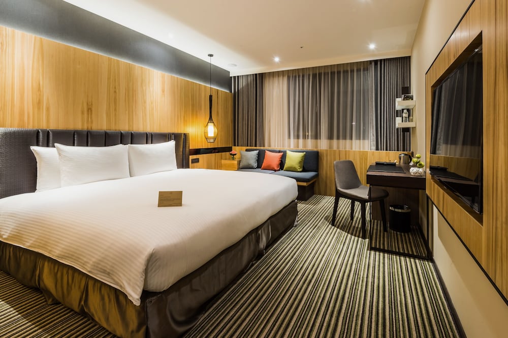 Classic, King Bed, Bathtub