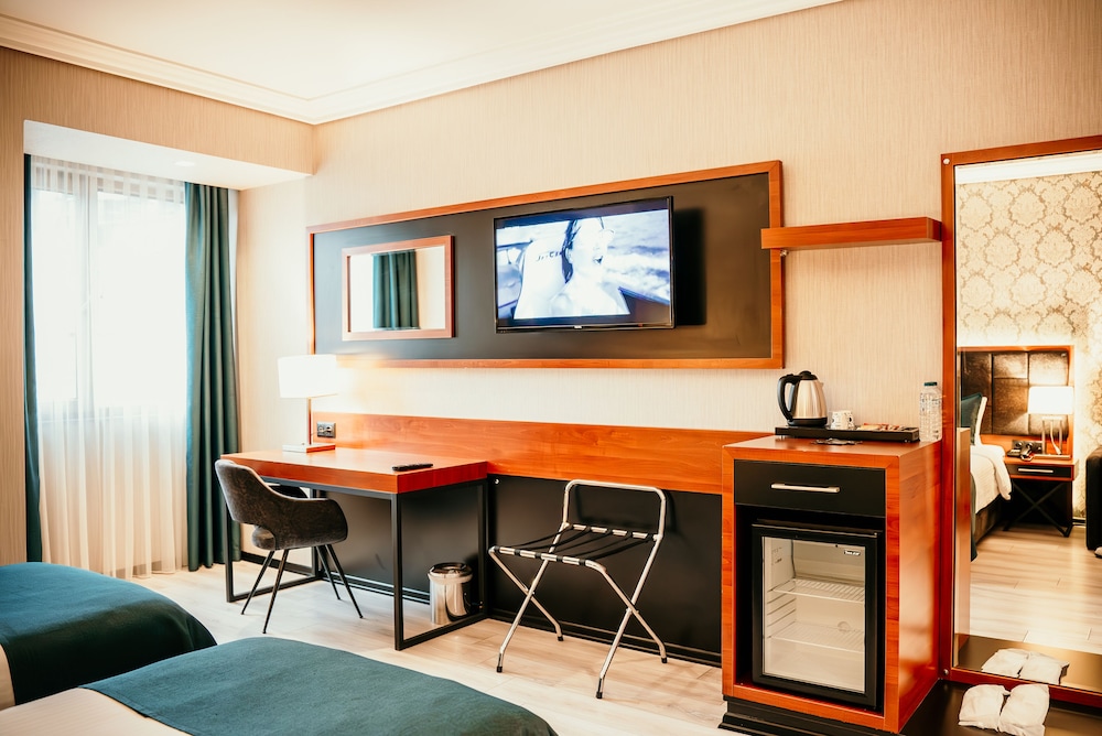 Grand Vaves Hotel 55/58
