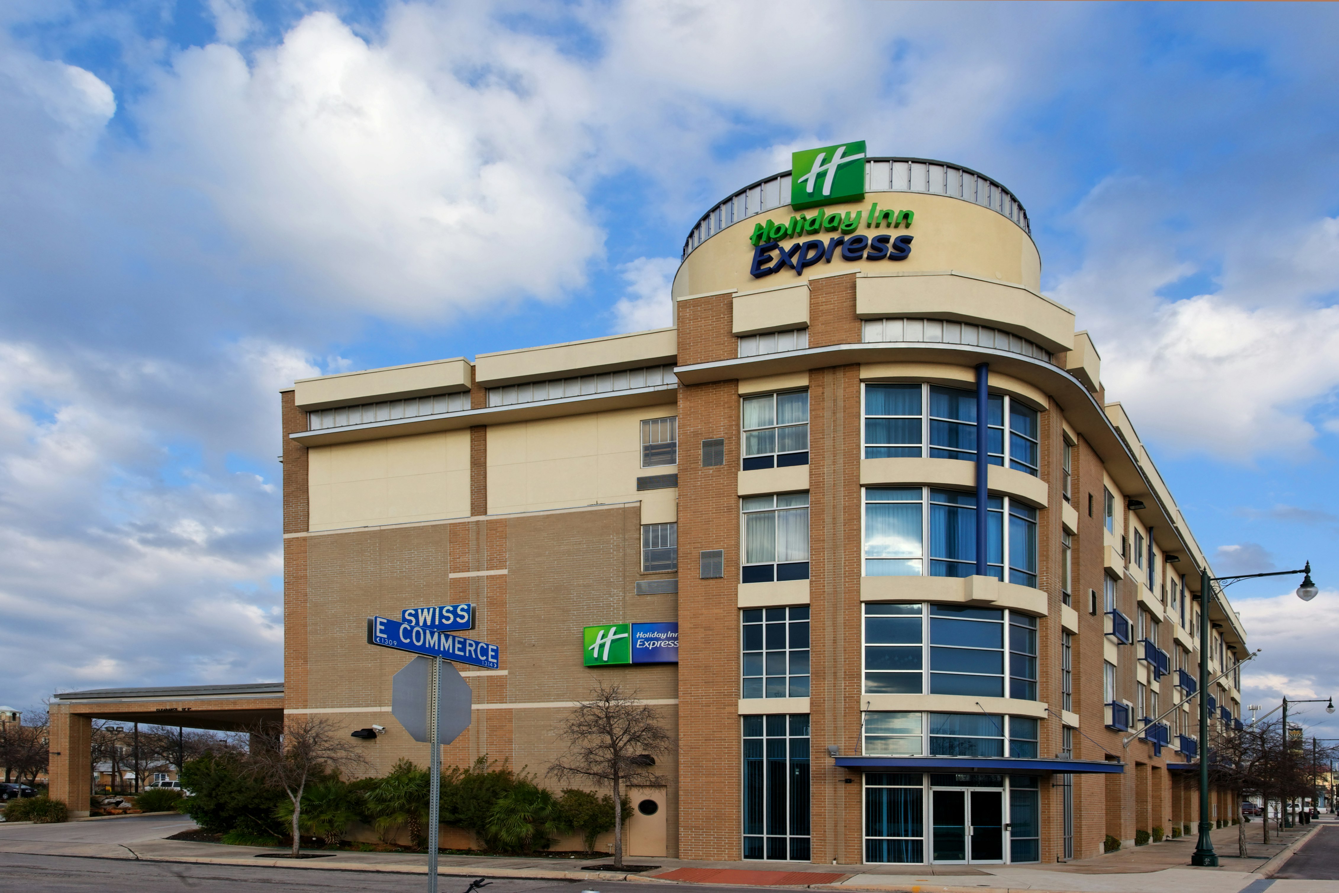 Holiday Inn Express & Suites San Antonio Rivercenter Area, an IHG Hotel 4/50
