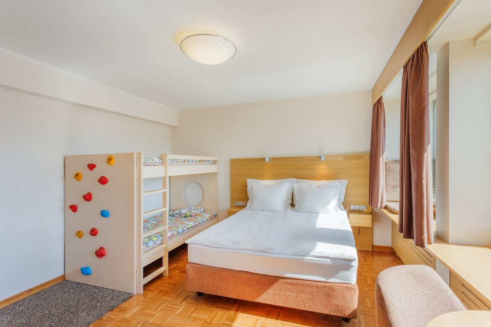 STANDARD, QUEEN BED, WITH EXTRA BED