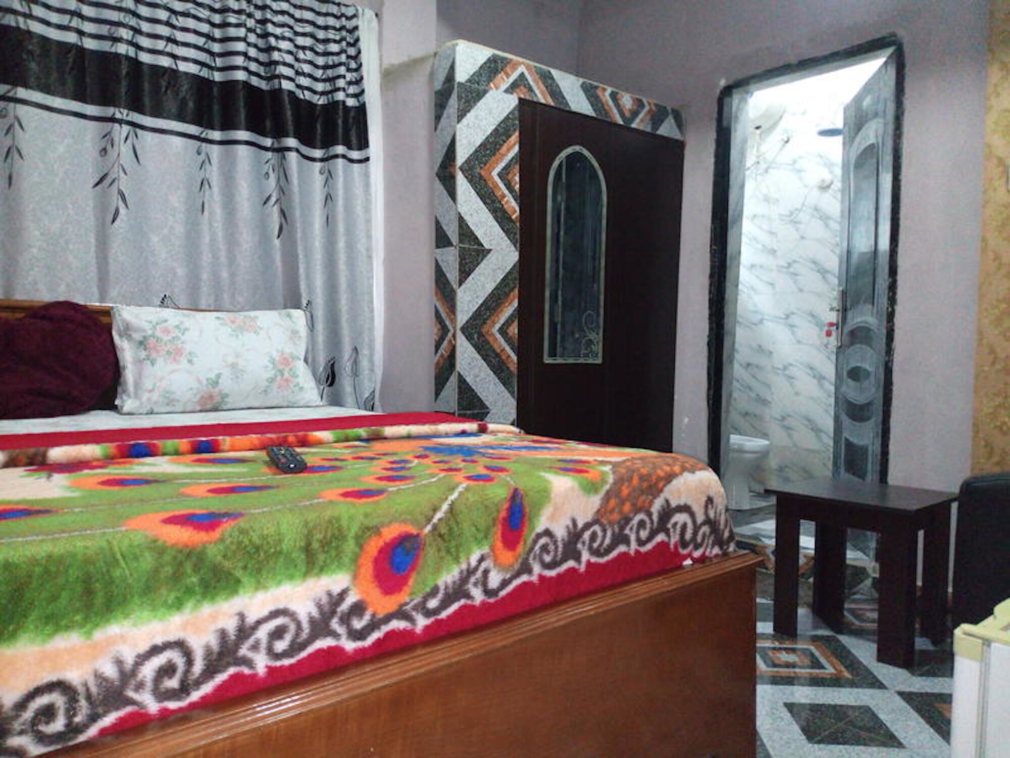 EXECUTIVE, KING BED