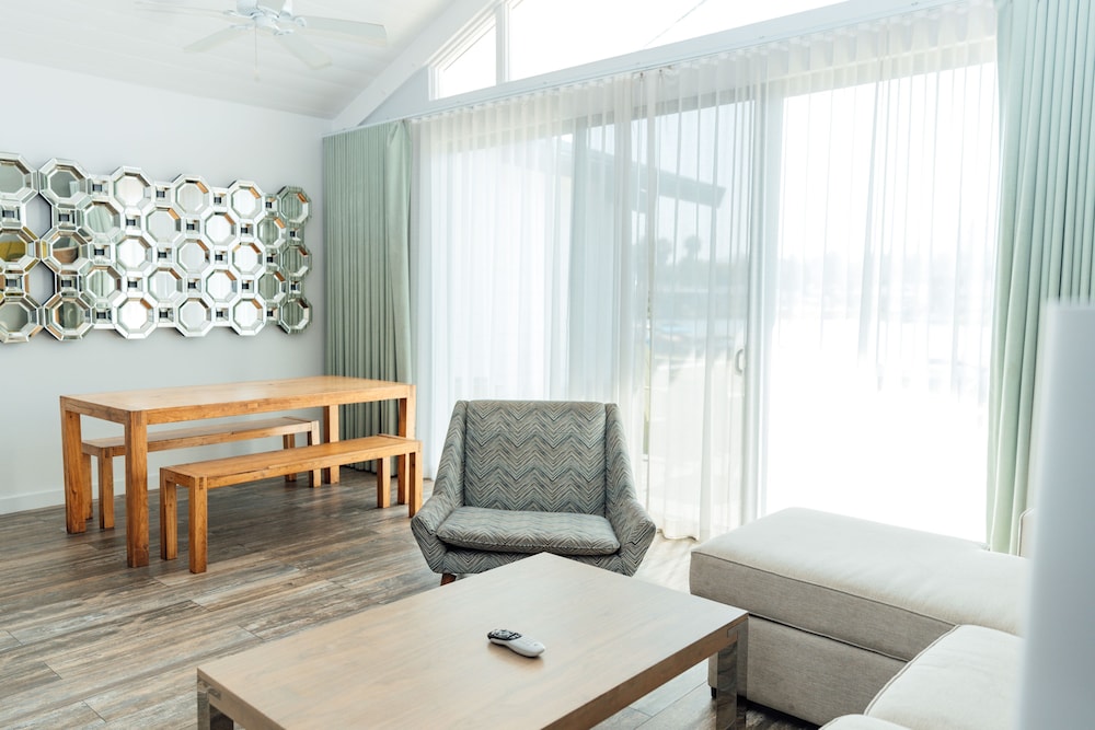 Lakehouse Hotel and Resort 70/100